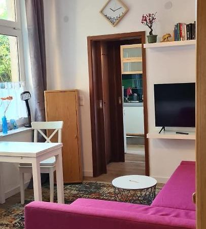 Appartamento Buedchen Am Rathaus-Parkplatz-Bett Und Schlafcouch-Eg-Netflix- Oberhausen  Esterno foto